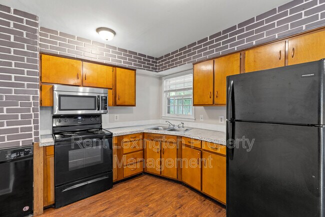 Building Photo - 3560 Lansdowne Dr