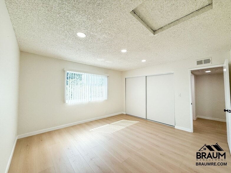 Building Photo - 221 W Elm Ave