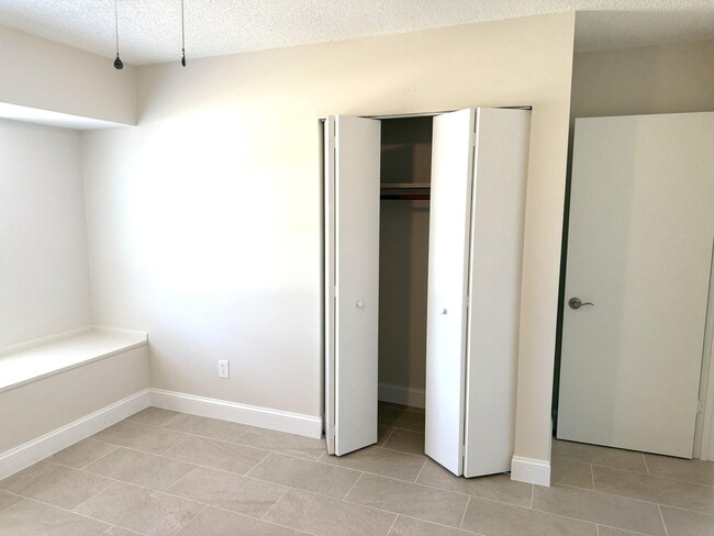Building Photo - 333 NE Floresta Dr