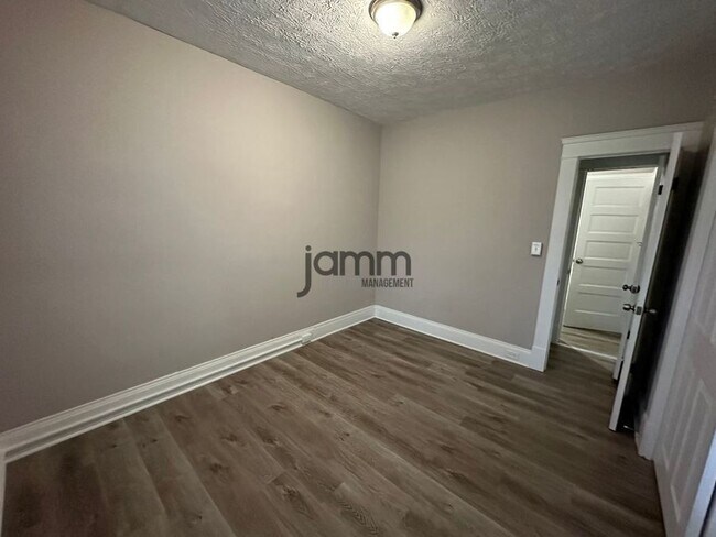 Building Photo - 3026 Monroe Ave