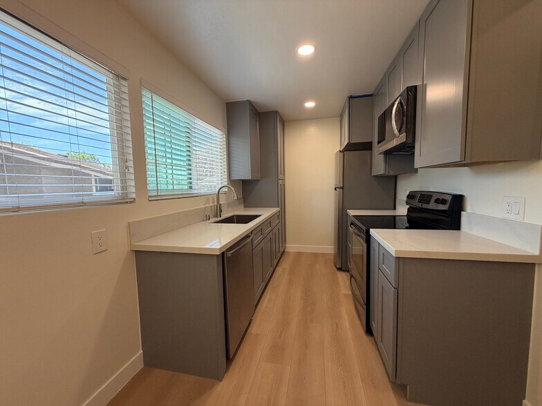 Building Photo - 170 Streamwood