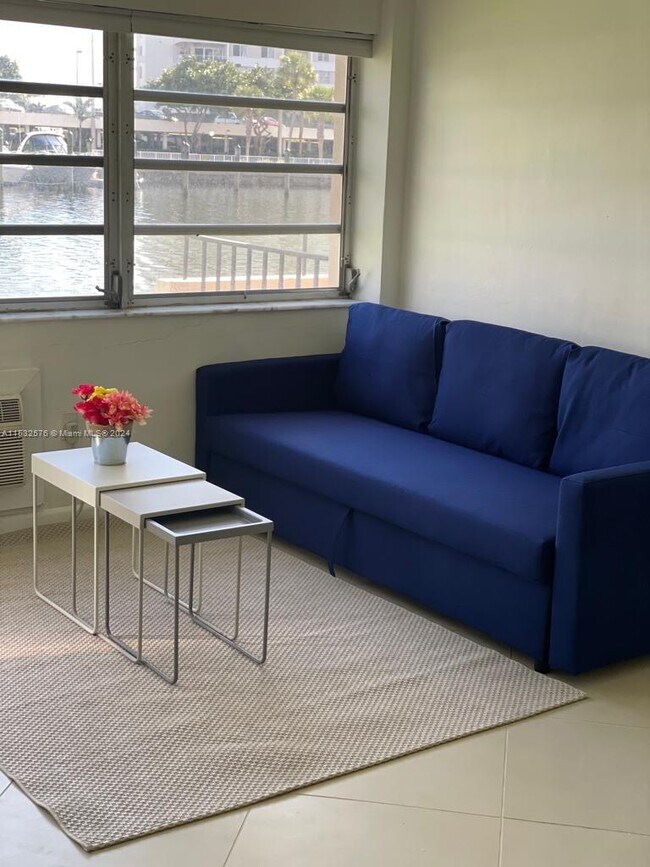 Building Photo - 220 Kings Point Dr