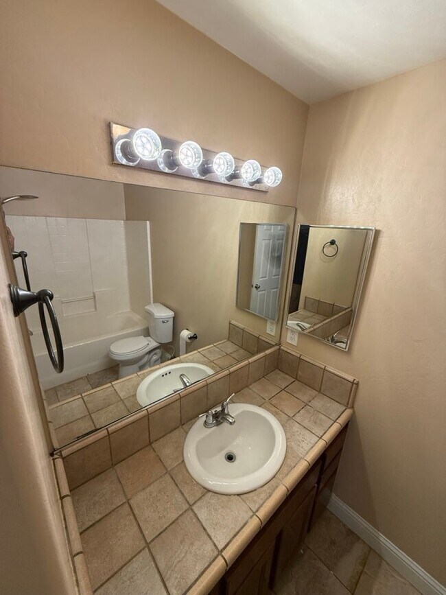 Building Photo - Charming 3-Bedroom Home in Southwest Bakersfield