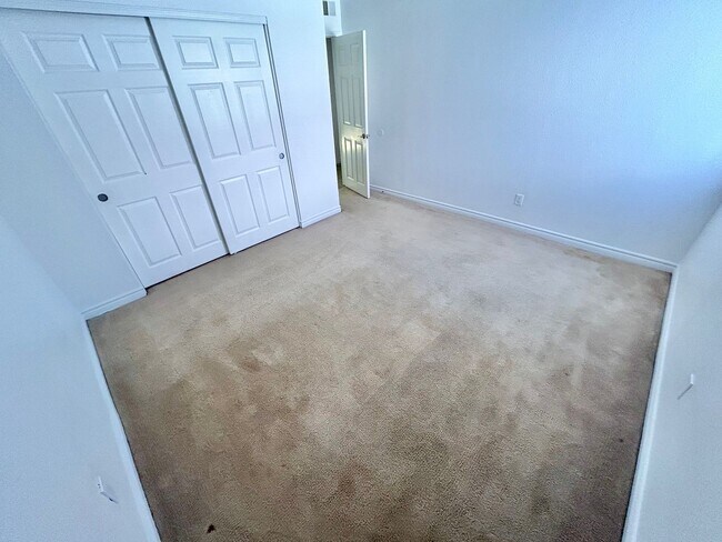 Building Photo - ADORABLE 2 BEDROOM 2 BATHROOM 1ST FLOOR CONDO