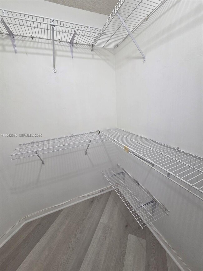 Building Photo - 9433 Fontainebleau Blvd