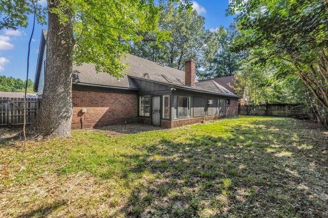 Building Photo - AVAILABLE NOW!! 5 Bedroom 3.5 Bath Fully R...