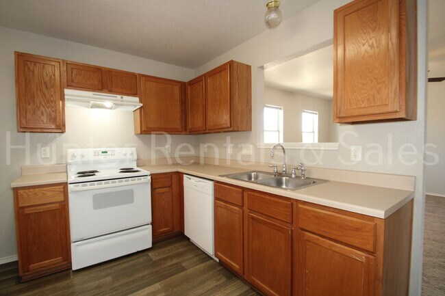 Building Photo - Spacious!