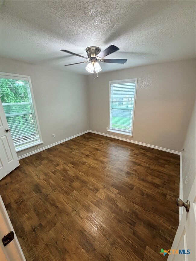 Building Photo - 208 Uhland Rd