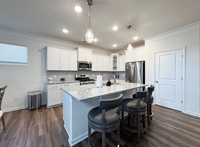 Building Photo - 612 Columbus Cir