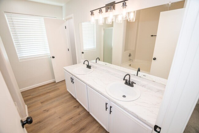 Building Photo - 4 Bedroom, 2 Bath, Split Floor Plan, 2 Car Garage, Central A/C