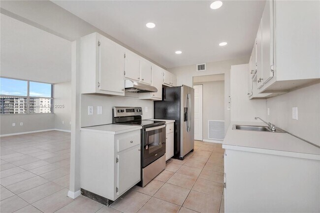 Building Photo - 1300 NE Miami Gardens Dr