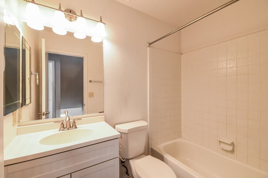 Building Photo - 3869 W Elgin St