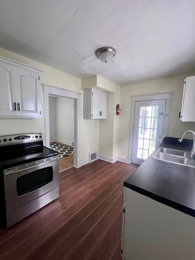 Building Photo - Newly Renovated Single Family Home!