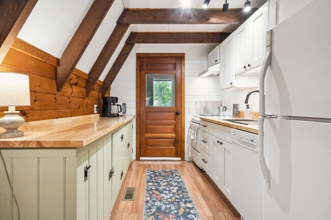 Building Photo - 51 Lake Pines Cir