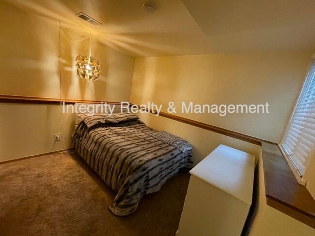 Building Photo - 475 E Chiswick Cir