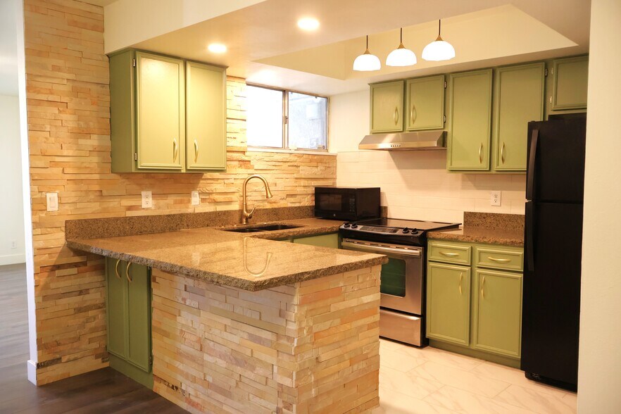 Primary Photo - 265 E Hill Ave