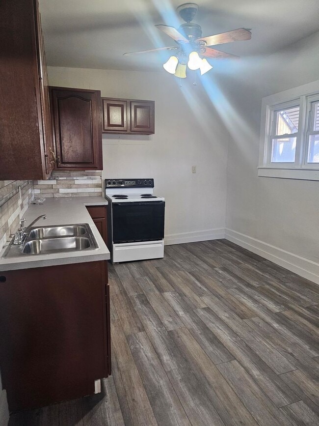 Building Photo - 2 bed apartment with a private back porch