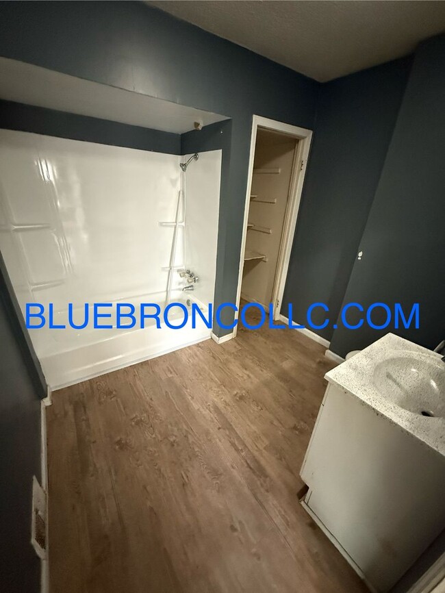 Building Photo - Must see beautiful house in northeast KC!