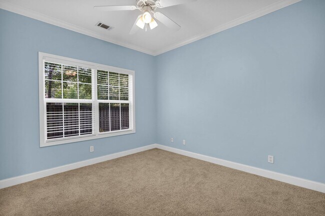 Building Photo - AVAILABLE LATE JULY 2025 (PET FRIENDLY)