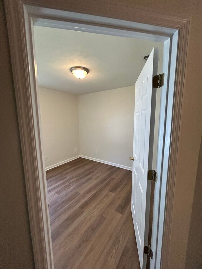 Building Photo - 2031 Sunny Dale Dr