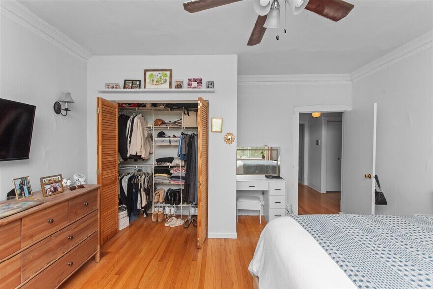 Building Photo - 457 W Roslyn Pl