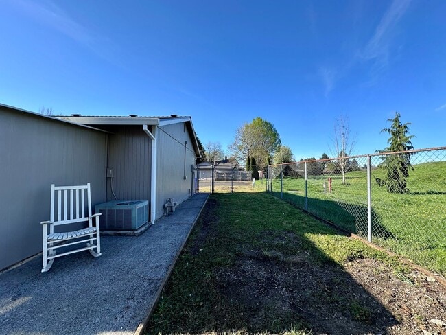 Building Photo - Newly Renovated Single-Family Home in Gresham! 3 Bed/1 Bath w/ Double Car Garage!