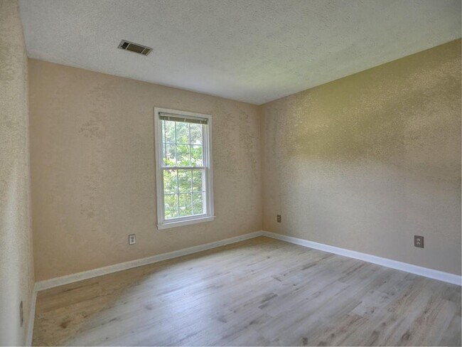Building Photo - 4512 Woodlawn Lake Dr