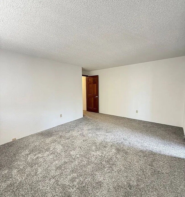 Building Photo - 530 Golf View Dr