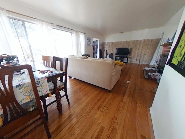 Building Photo - 4 Bedroom w/ POOL and Huge yard!