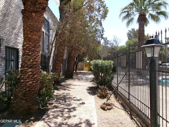 Building Photo - 6700 ESCONDIDO Dr
