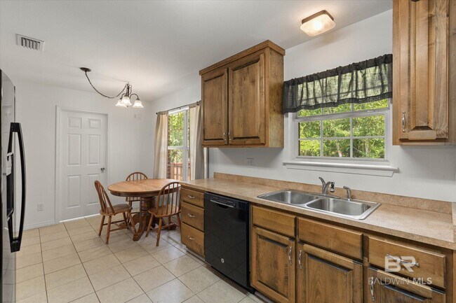 Building Photo - 15982 Pecan View Dr