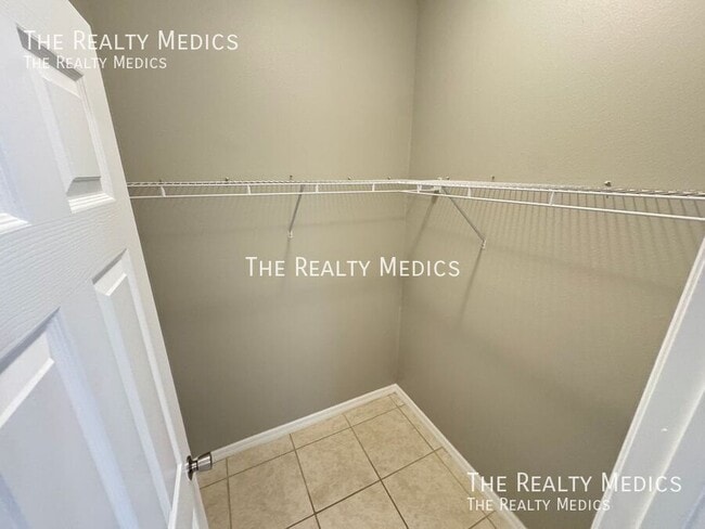 Building Photo - 548 Albatross Dr