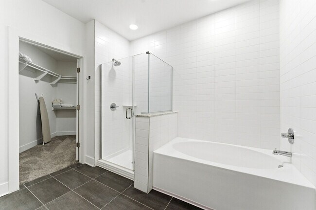 Building Photo - 220 Bill Kennedy Wy SE