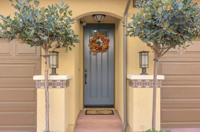 Building Photo - Luxury Townhome in Solaire/Old Creek Ranch...