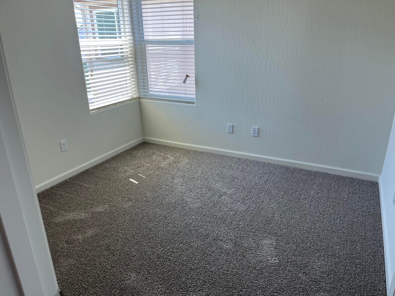 Bedroom - 2046 N Hammel Ln