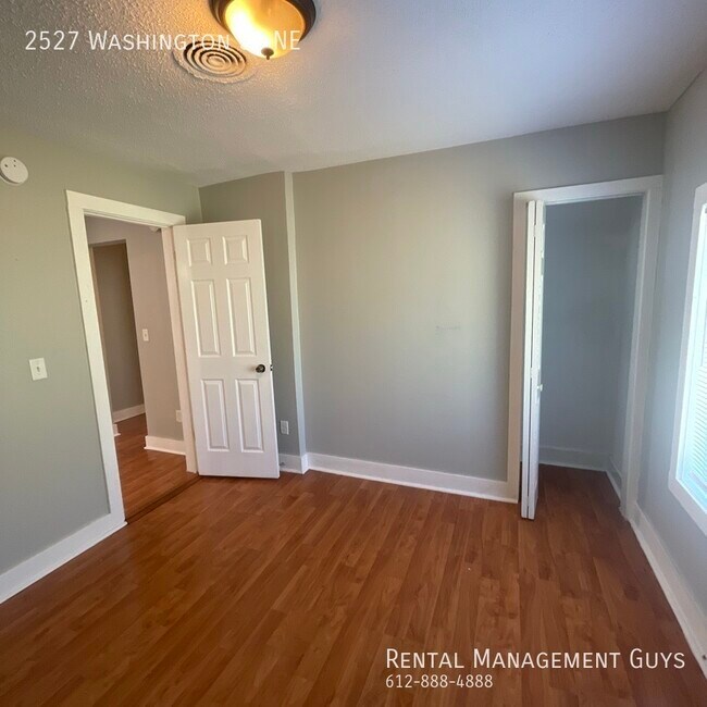 Building Photo - 4 Bedroom Home! Updated Kitchen and Office!