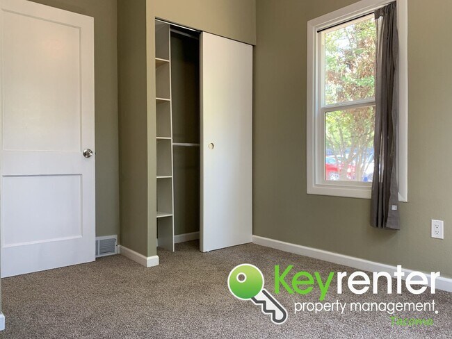 Building Photo - Recently Remodeled 3bd/1.5Bath Tacoma House!