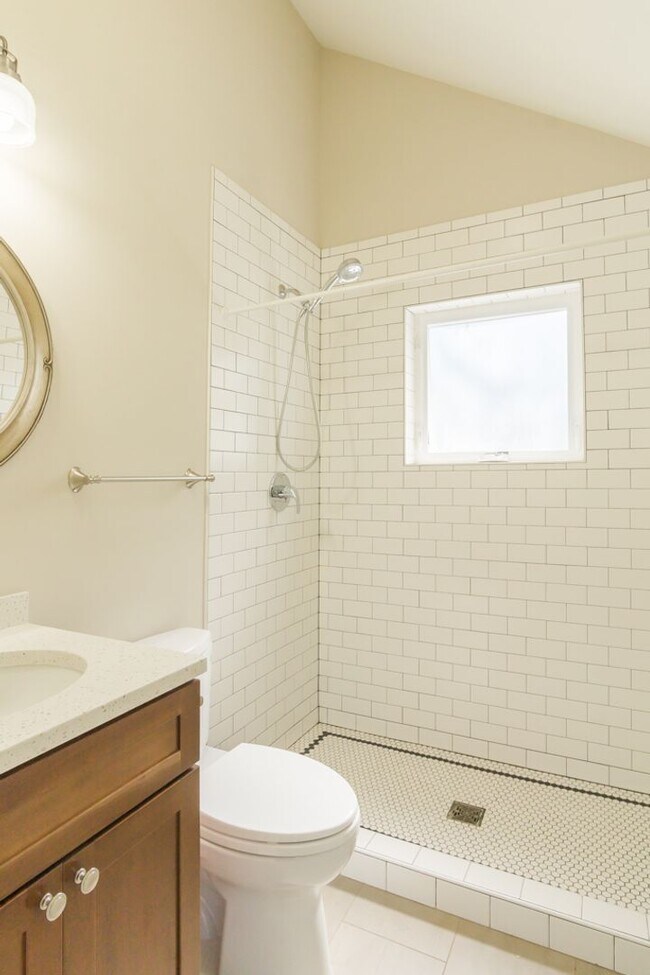 Building Photo - 6bd/3.75ba Seattle Home