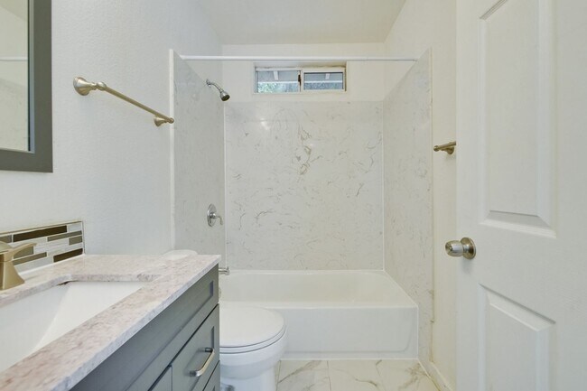 Building Photo - I Street