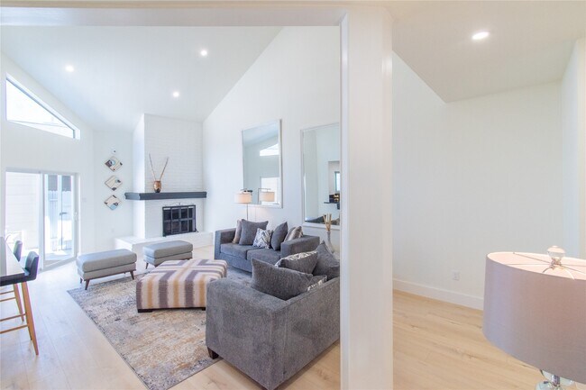 Building Photo - 727 Bunker Hill Rd