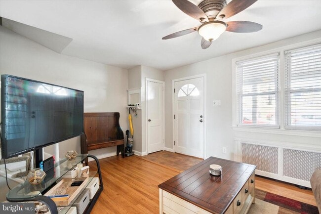 Building Photo - 327 E 9th Ave