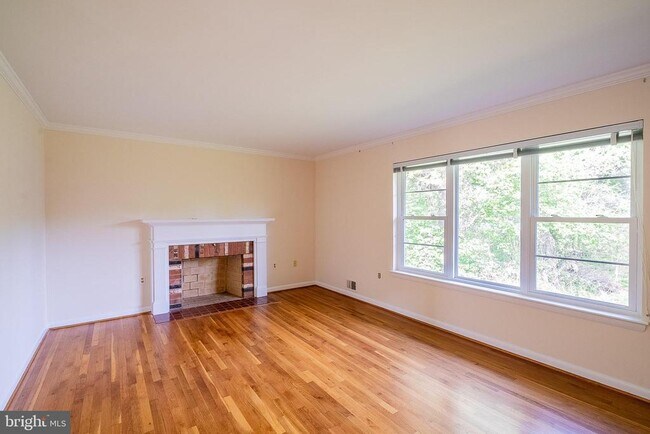 Building Photo - 6608 Fairlawn Dr