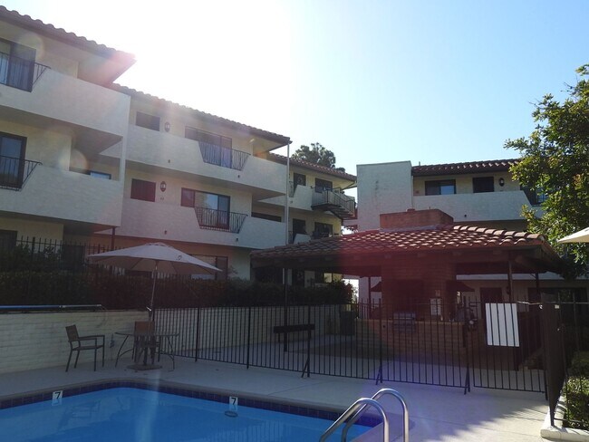 Building Photo - Lovely 2 bed 2bath with Stunning Views