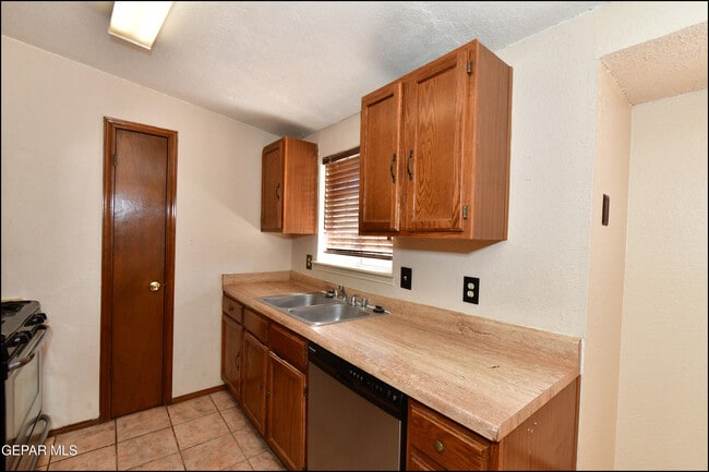 Building Photo - 4872 Maureen Cir