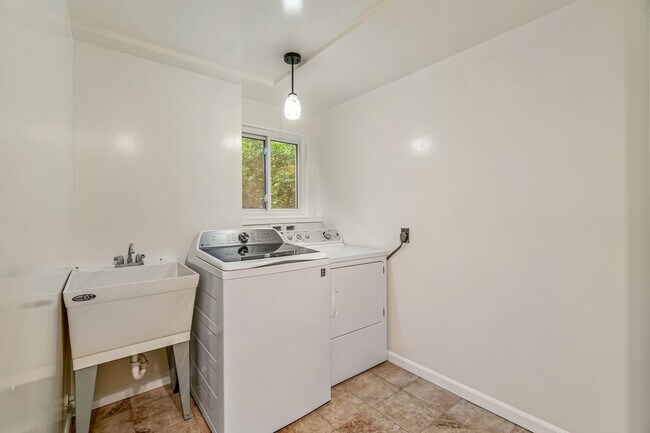 Building Photo - 6 Bedroom Home minutes from Saltwater Park...