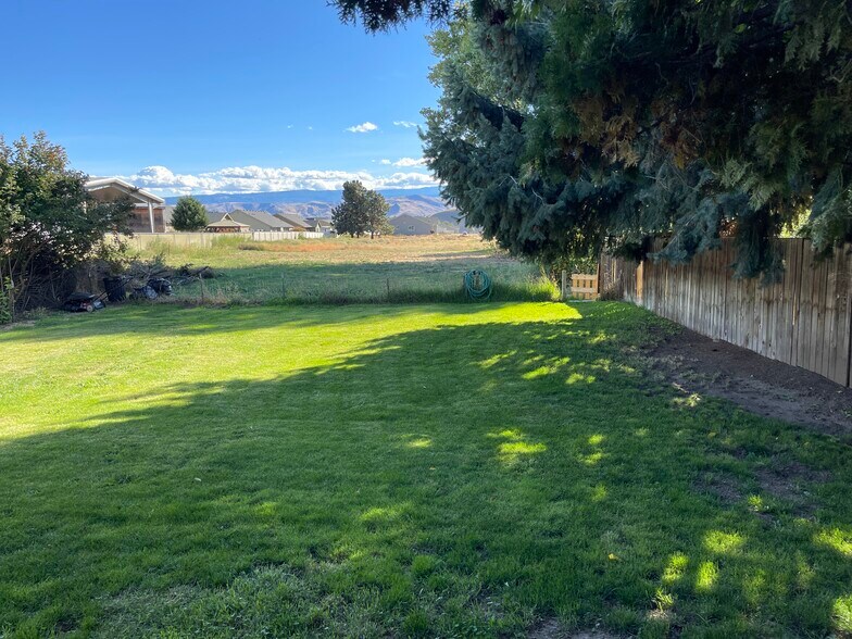 Building Photo - 703 Easy St