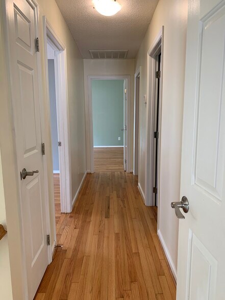 upstairs hallway - 5420 Phillipsburg Dr