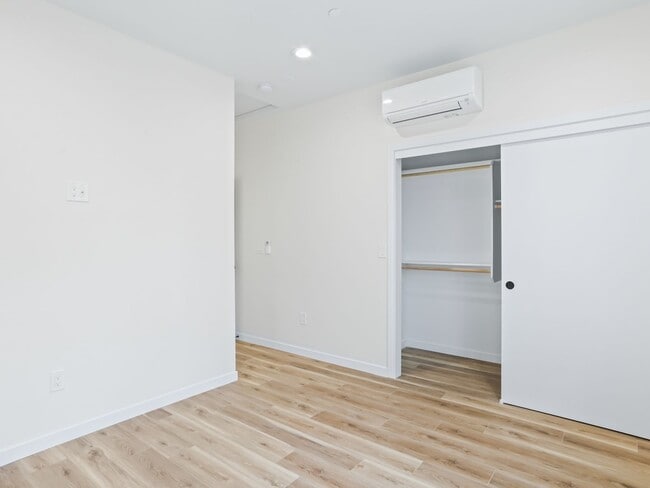 Building Photo - Vancouver Townhouses - Get 1 Month Free!