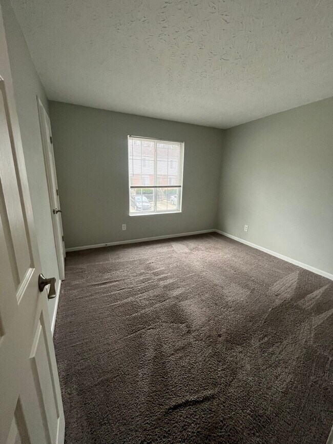Building Photo - 2-Bedroom Townhome
