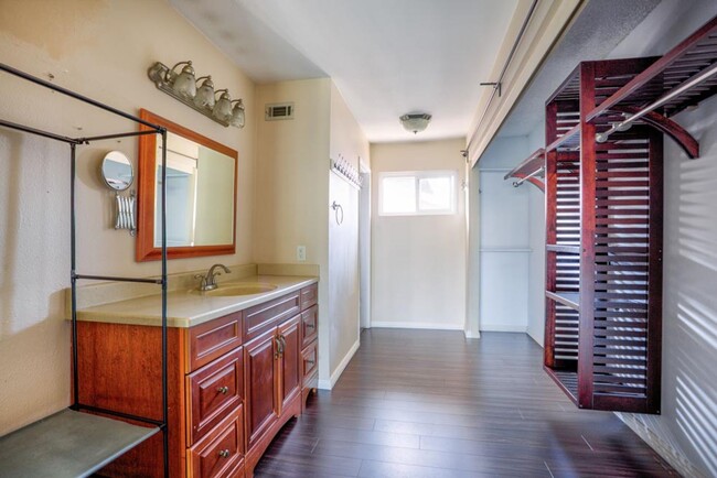 Building Photo - Remodeled  2bedroom and 2bathroom Condo Un...